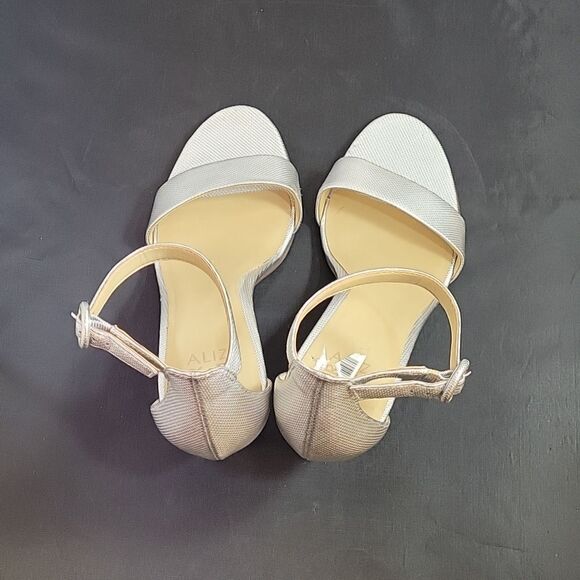 NATURALIZER ALMOND TOE ADJUSTABLE BUCKLE ANKLE STRAP SANDAL - Picture 7 of 14